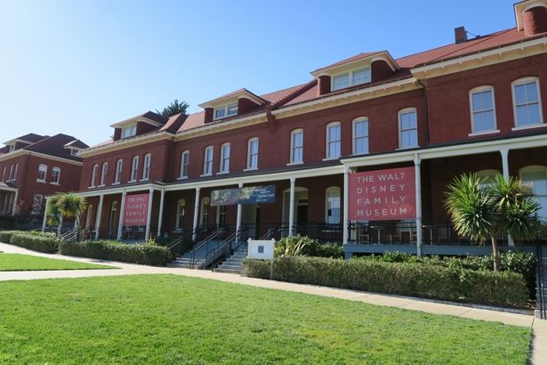 赤い屋根とレンガ造りの壁が印象的な古い建物を博物館に改装