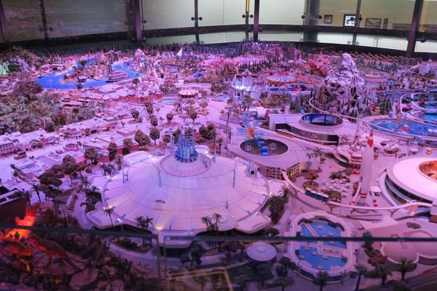 数々のライドはもちろん、パークを楽しむ人々まで精巧に作られている“the Disneyland of Walt’s Imagination”