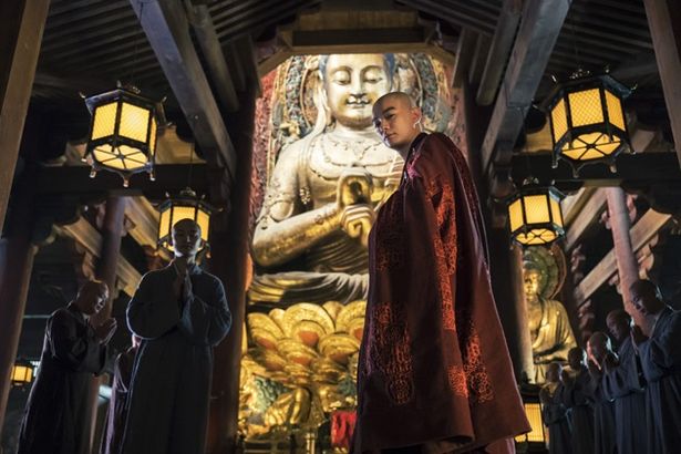 修行僧だった空海は、唐で中国密教界の最高権威者・恵果と邂逅する