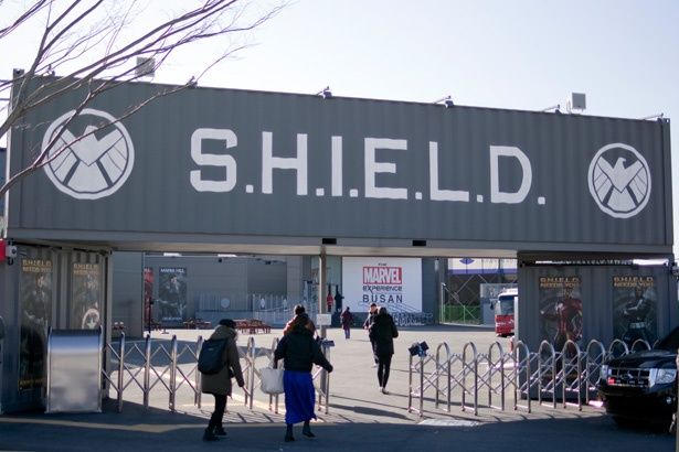 巨大なゲートの向こうはS.H.I.E.L.D.の基地！