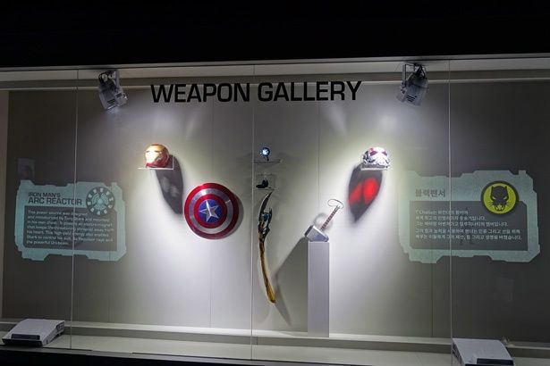 トニーのアーク・リアクターやロキの杖などリアルな展示物に興奮