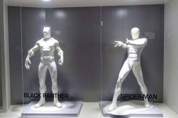 ブラックパンサーやスパイダーマンの等身大像も間近で見られる