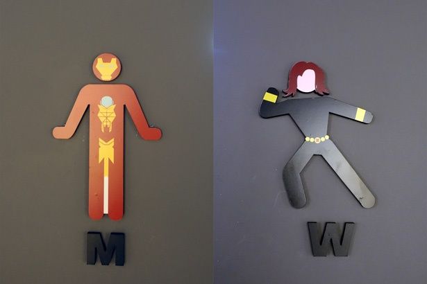 トイレのマークは男性用がアイアンマン(写真左)、女性用がブラック・ウィドウ(写真右)