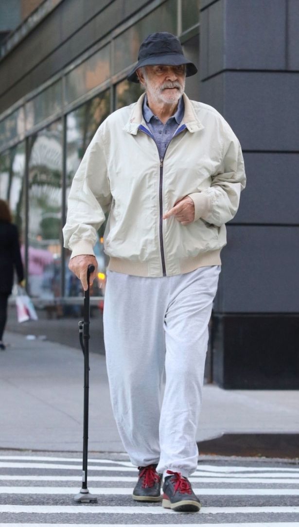 【写真を見る】俳優引退から12年、杖をついた87歳のショーン・コネリー！ほか歴代007俳優の現在の姿を総まとめ!!