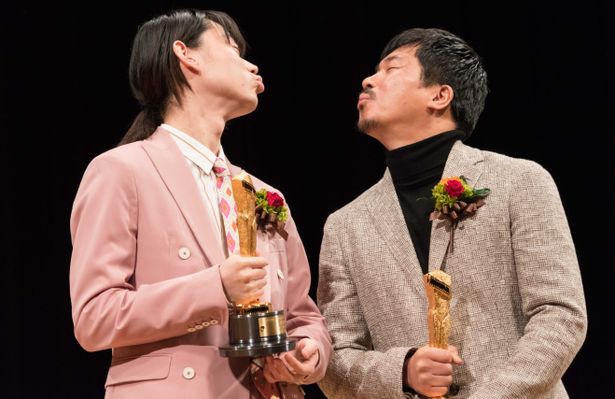 【写真を見る】菅田将暉とヤン・イクチュンがキス⁉︎表彰式の模様はこちらから