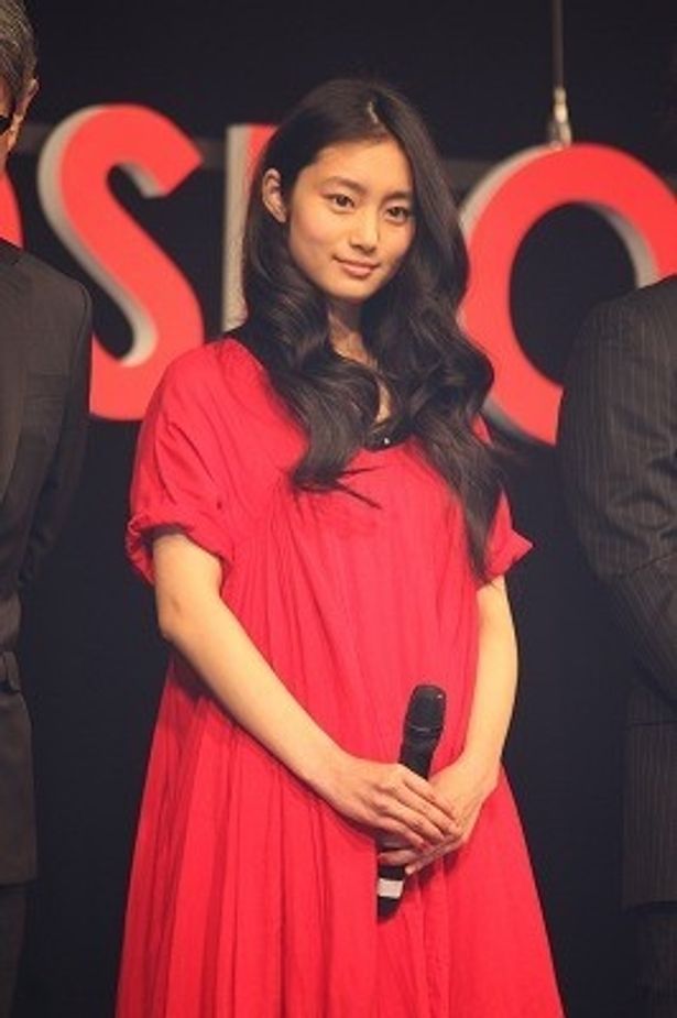 【写真】ポッキー少女・忽那汐里は赤いロングドレスで登壇！