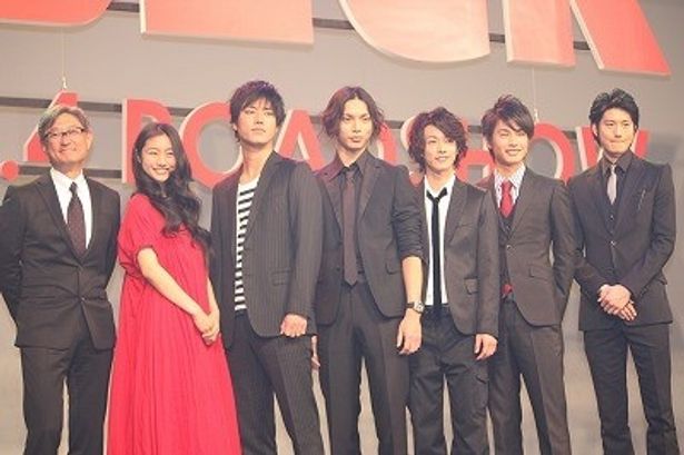 他にも桐谷健太、中村蒼、向井理など豪華メンバーが出演。いちばん左が堤幸彦監督