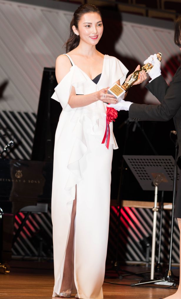 『幼な子われらに生まれ』で女優助演賞を受賞した田中麗奈はオートクチュールのドレスで登場！