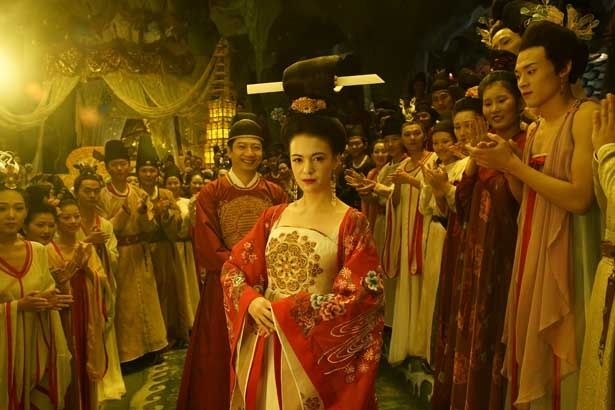 楊貴妃と玄宗が催す極楽の宴は華やかで幻想的。物語におけるハイライトの一つである