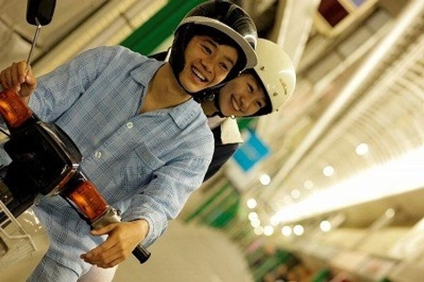 【写真】磯野貴理が「うらましい〜」と言っていた、池松壮亮と忽那汐里がバイクで2人乗りするラブラブシーン