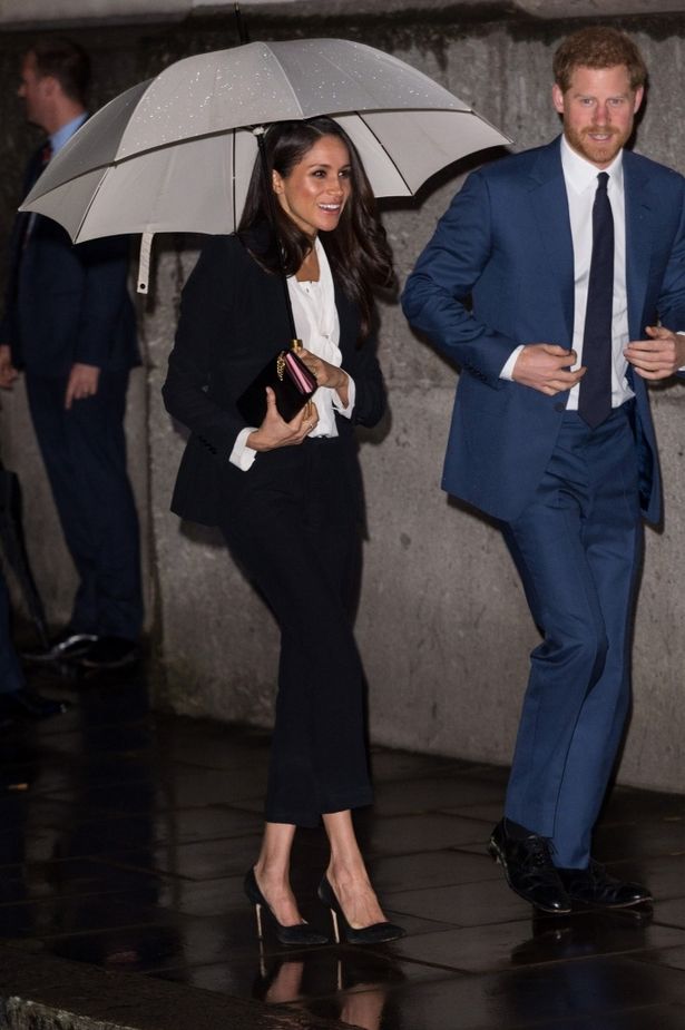 【写真を見る】英国王室の掟破り!?黒のパンツスーツでヘンリー王子と歩くメーガン・マークル