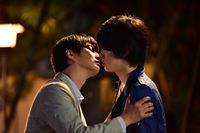 濃厚なキスシーンも 元戦隊ヒーロー 仮面ライダーが魅せる年の差blに萌える 画像2 7 Movie Walker Press