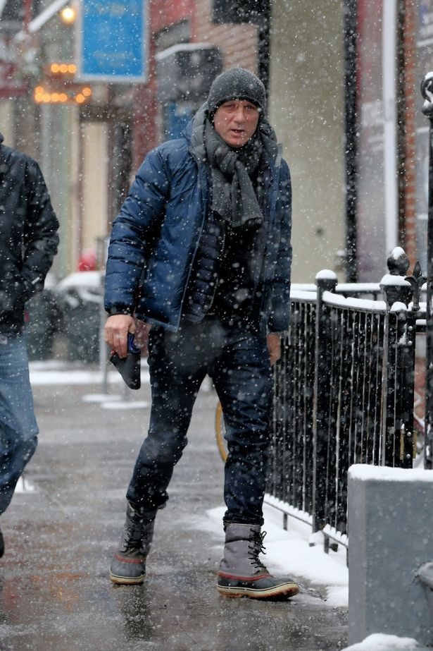 【写真を見る】雪の降る中でパパラッチに激写されたダニエル・クレイグ！その姿はまるで…スパイ!?