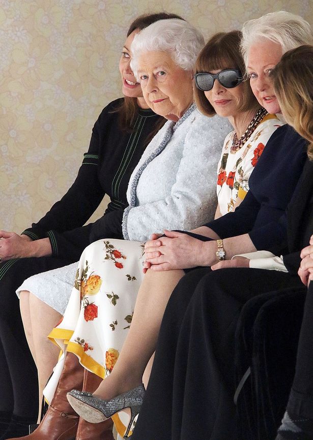 【写真を見る】レアだけど無礼？エリザベス女王の隣にサングラスをかけたアナ・ウィンターが！