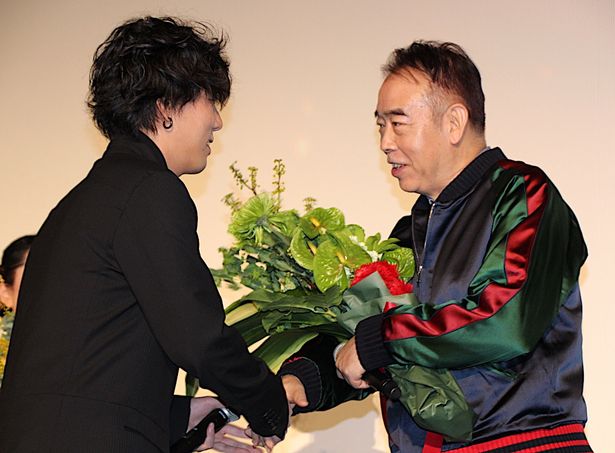 【写真を見る】RADWIMPSの野田洋次郎、チェン・カイコー監督に花束をプレゼント！