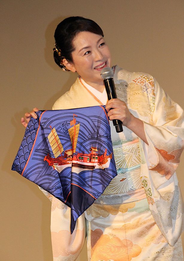 【写真を見る】松坂慶子、美しい着物姿で登場！遣唐使船が描かれたスカーフを披露