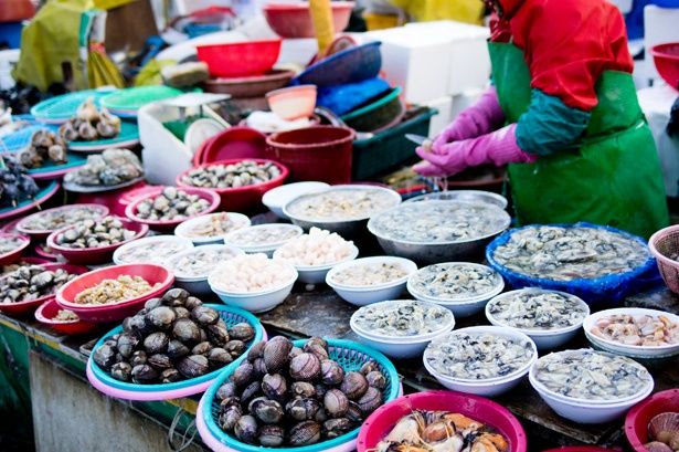 新鮮な魚介類がそこかしこに並べられている