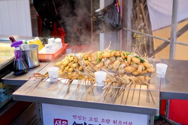 チャガルチには釜山名物である海鮮練り物“おでん”の屋台も