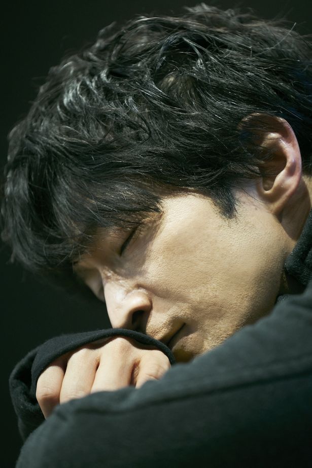 数々のキャラクターを演じる人気声優の津田健次郎
