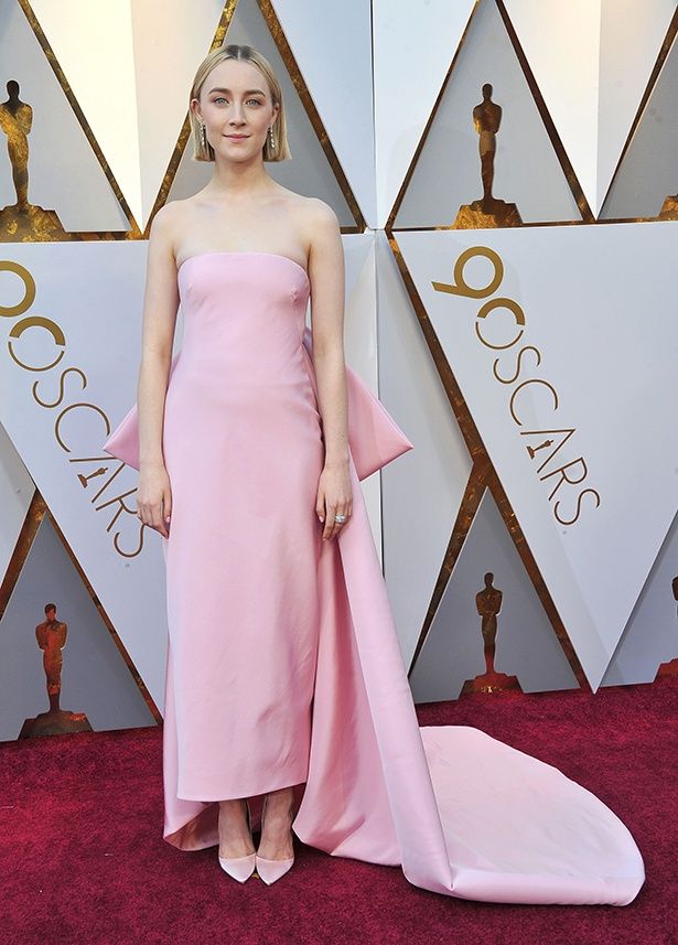 裾のラインが可憐なピンクドレスで登場したシアーシャ・ローナン