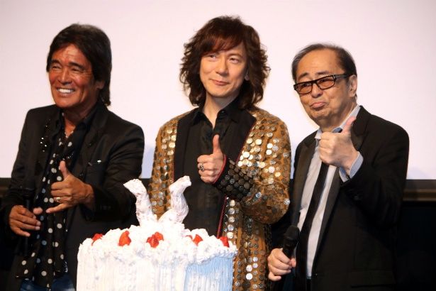【写真を見る】インパクト大！スケキヨの誕生日ケーキはこちら