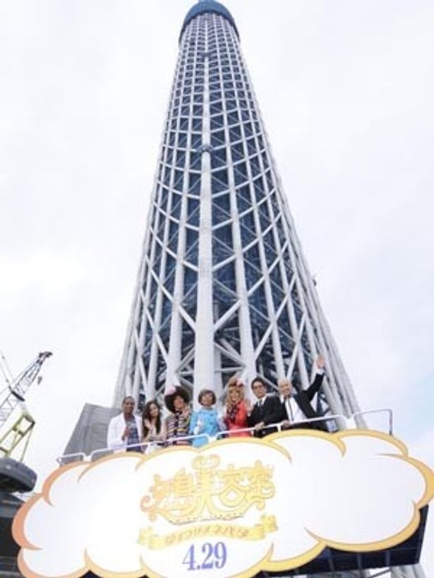 【写真】高くそびえる東京スカイツリーをバックにフォトセッション