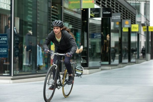 自転車によるアクションにもトライしたアリシア