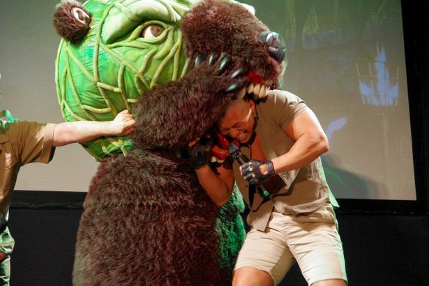 【写真を見る】あまりにも衝撃的…記者が捉えた、メロン熊が人を食らう瞬間！