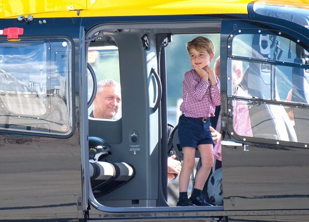 【写真を見る】飛行機のコックピットにウットリ…ジョージ王子の可愛すぎる様子はコチラ