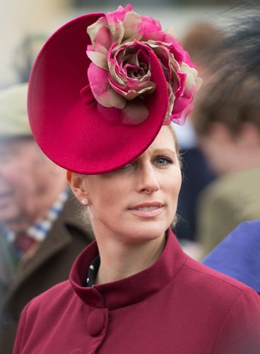 妊娠6か月？アン王女の長女ザラ、インパクト大な帽子で競馬観戦！