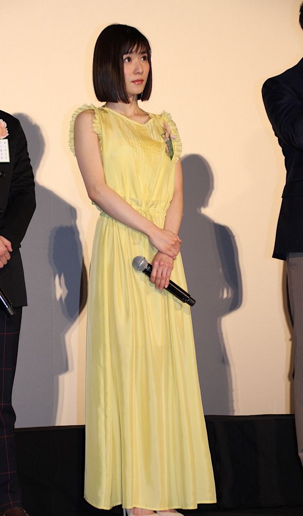 松岡茉優、フリルがキュートなイエローのドレスで登場