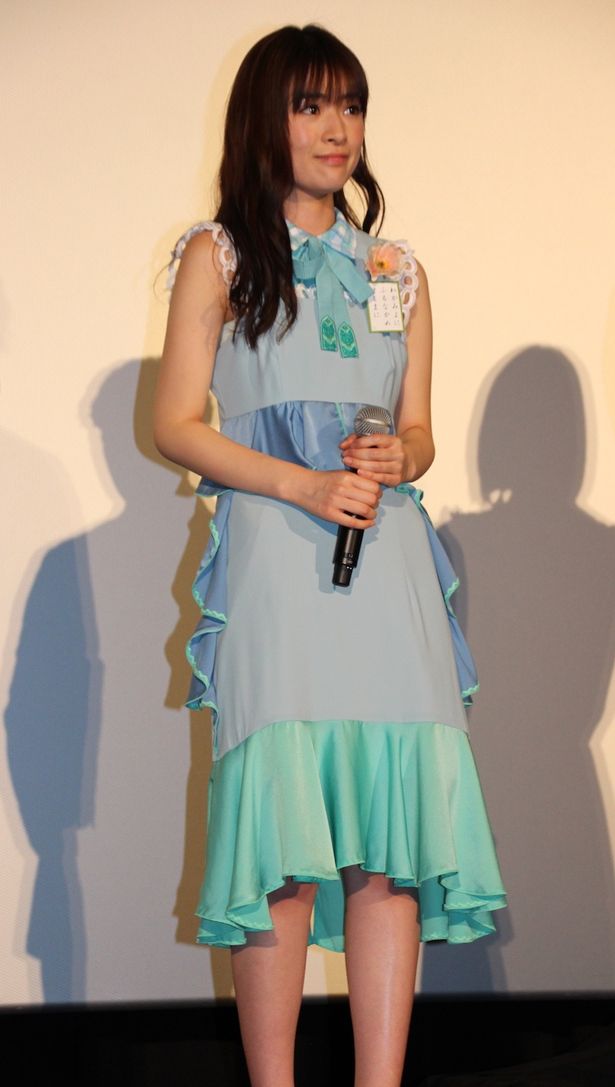 優希美青はフリルとリボンがアクセントになった春色ドレスで登場