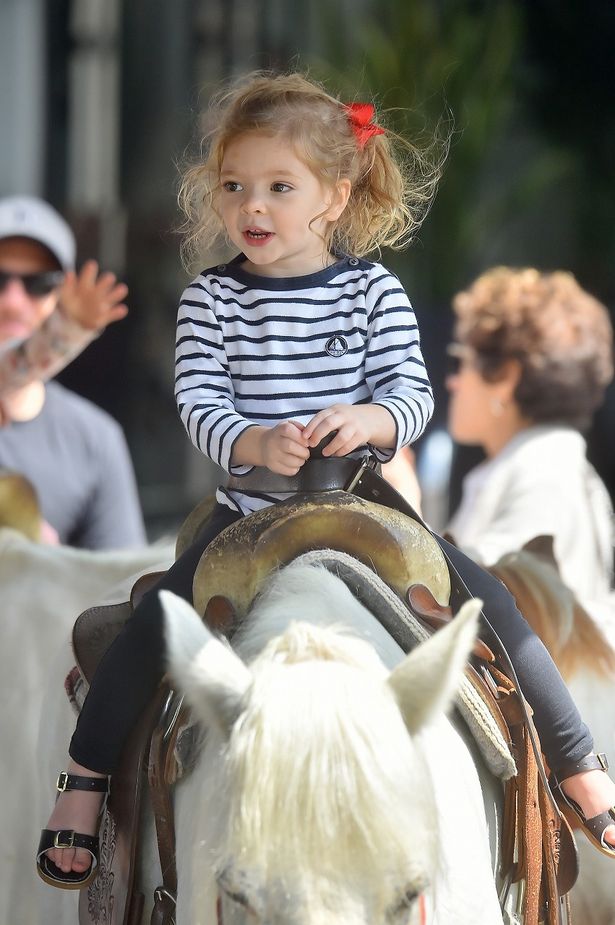 【写真を見る】子役時代のドリューに瓜二つ！くせっ毛までそっくりな娘オリーブちゃん