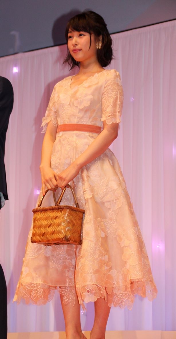 【写真を見る】桜井日奈子、フェアリー感たっぷり!?フラワーモチーフがキュートなピンクのドレスで登場