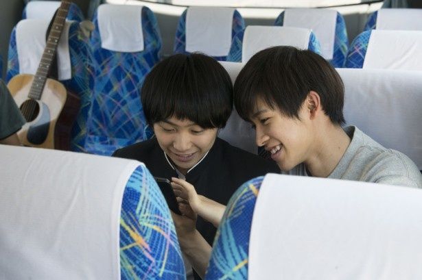 【写真を見る】阪本一樹と須賀健太の自然体の演技が光るバスの中のシーン