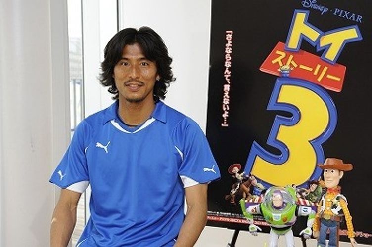エイリアンとパス回し！サッカー日本代表・中澤が『トイ・ストーリー3』CMに出演