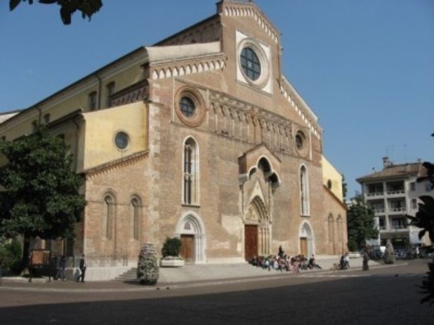 サンタマリアマッジョーレ教会。1300年代に建てられたドゥオーモ（＝大聖堂）は建築物としても重要