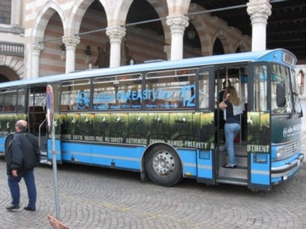 【写真】バスの窓にはファー・イースト・フィルム・フェスティバルの宣伝が！