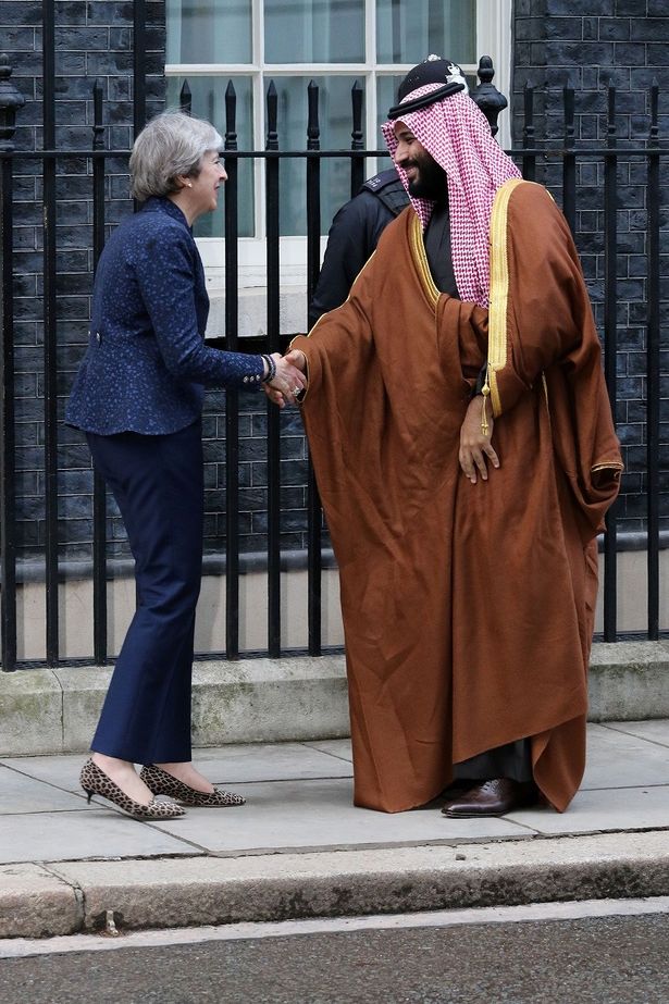 英国首相テリーザ・メイと握手を交わすサルマン皇太子