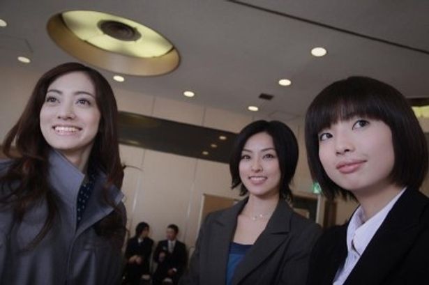 取引先の出版社に勤める由梨子役の英玲奈(写真左)、大学の同級生・圭以子役の木下あゆみ(写真中央)など共演者も美人ぞろい
