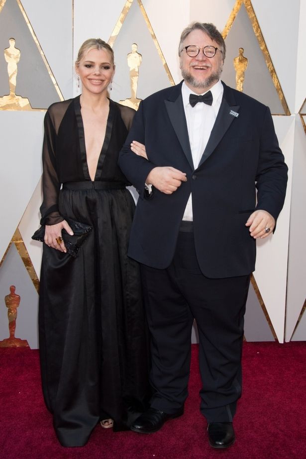 【写真を見る】離婚との関係は？アカデミー賞授賞式でキム・モーガンと腕を組んで歩くデル・トロ監督