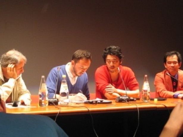 プレゼンテータの質問に答える榊英雄監督(右から2番目)