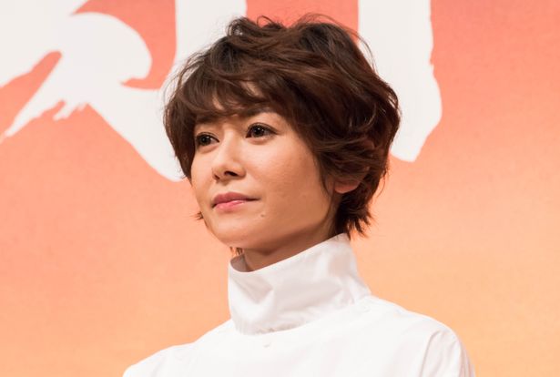 【写真を見る】久々に公の場に登場した真木よう子。にこやかに作品の魅力を語る