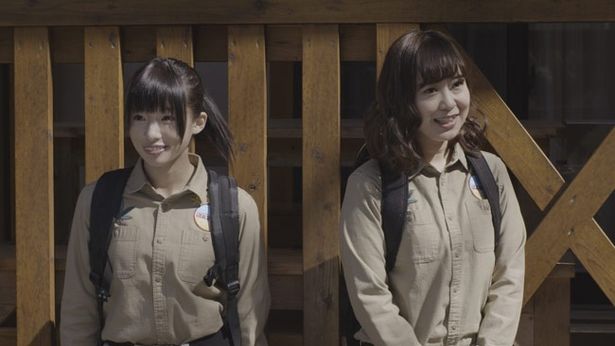 魔界人アイドルとして人気の椎名ひかり(写真左)と元SKE48の平松可奈子が小学生たちの引率者を演じる