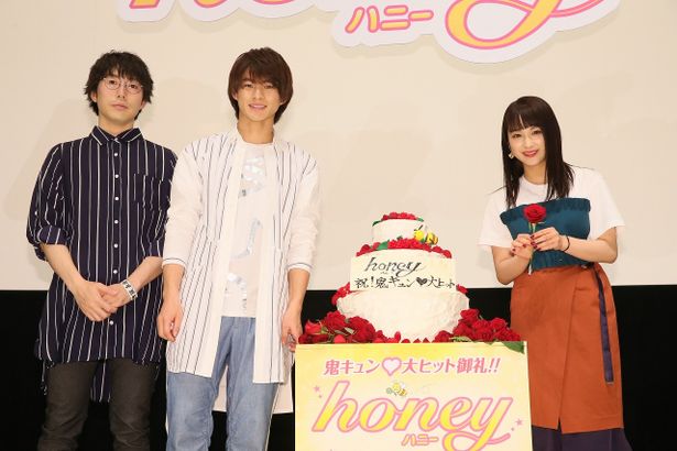 【写真を見る】『honey』のヒットに満面の笑み！King ＆ Prince・平野紫耀の舞台挨拶での様子をチェック