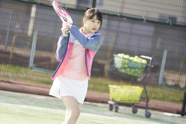 【写真を見る】桜井日奈子もテニスに挑戦！スコート姿がまぶしすぎる