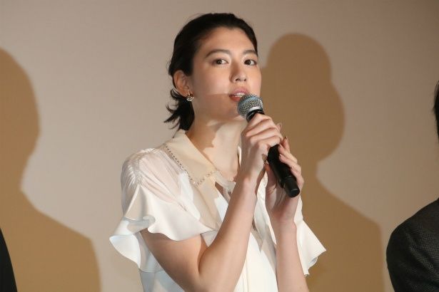 犬屋敷麻理役の三吉彩花