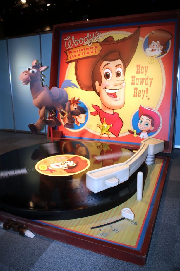 【写真を見る】『トイ・ストーリー2』ブースでは、レコード盤の上に乗れる！