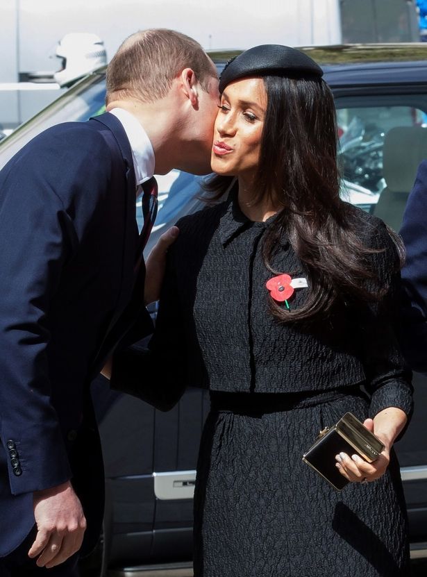 【写真を見る】ウィリアム王子がメーガンにキス!?決定的瞬間の写真