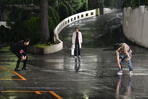 TVシリーズでも雨中で戦いを繰り広げた黎斗(右)と貴利矢。2人の決着は…!?(『ゲンムVSレーザー』)